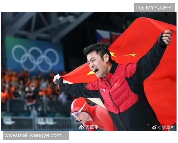 球员身披国旗庆祝夺冠瞬间感动无数网友热泪盈眶